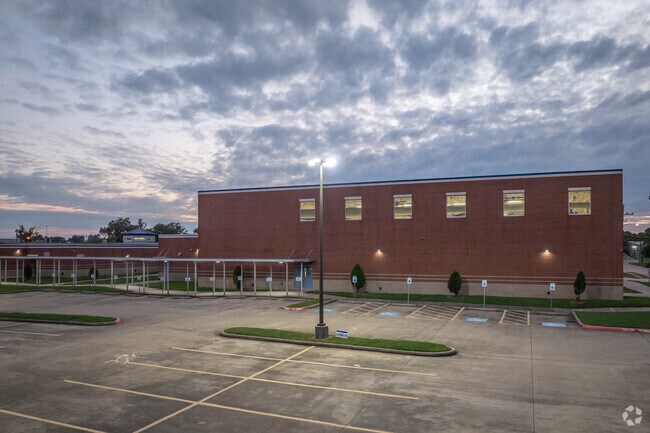 Charlton-Pollard Elementary School is a clean and well maintained campus.