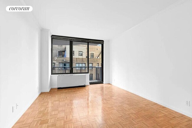 150 E 57th St, New York, NY 10022 - photo 6