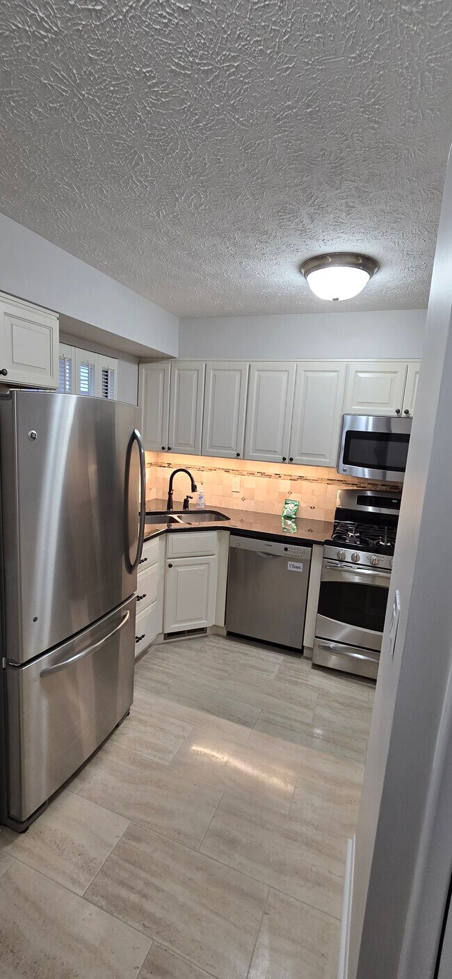 757 Island Ct unit C, Eaton Rapids, MI 48827 - photo 6