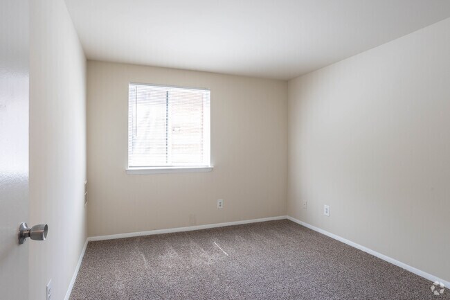 2BR, 1BA - 798SF