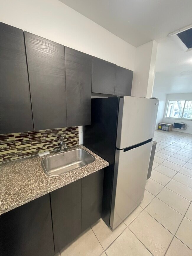 512 NE 166th St, Miami, FL 33162