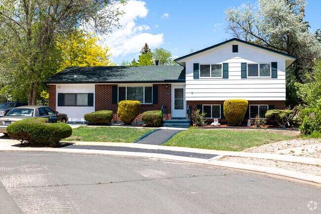 Split level homes are common in the Rustic Hills neighborhood.