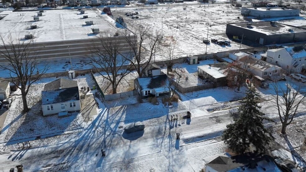 21878 Grandy St, Clinton Township, MI 48035 - photo 2