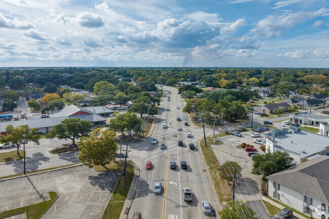 Kaliste Saloom Road winds through the Bois De Lafayette neighborhood from north to south.