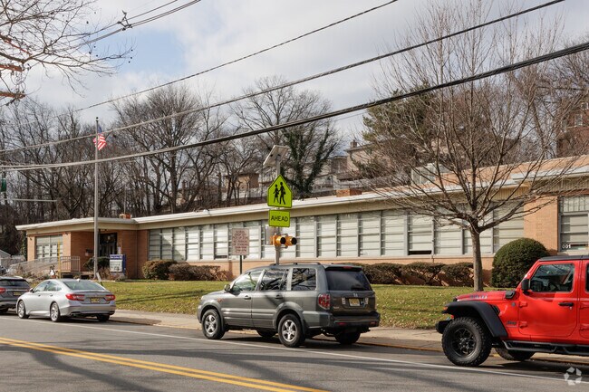 Shaler Academy in Ridgefield, NJ has a student-teacher ratio of 8 to 1.