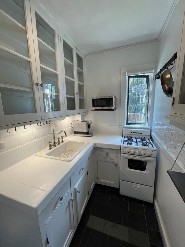 The Castle unit 14, Cambridge, MA 02138 - photo 6