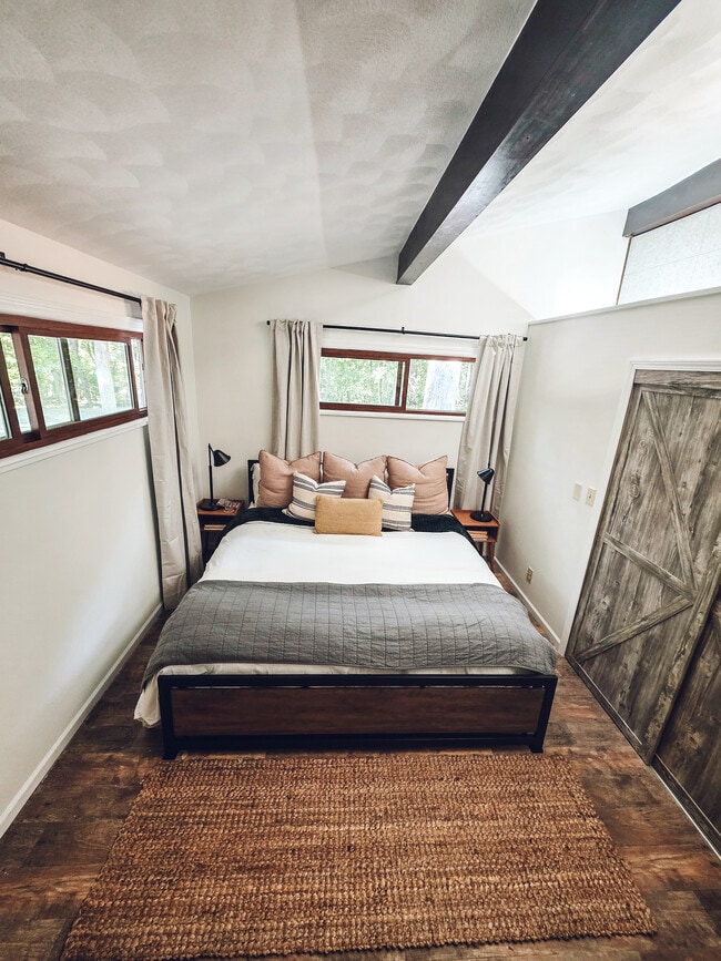 Master bedroom, king bed
