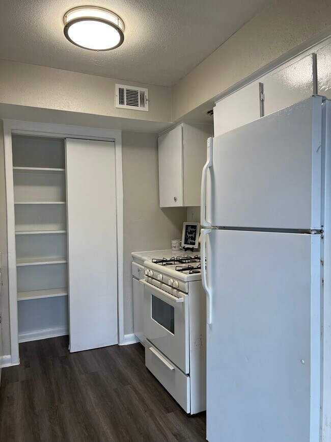 3305 Red Bluff Rd unit 8, Pasadena, TX 77503 - photo 2