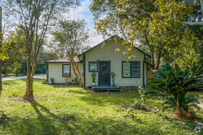 Shed-style homes appear on Bacliff’s western edge.