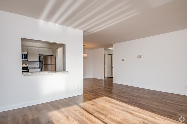 1BR, 1BA - 844SF - Living Room