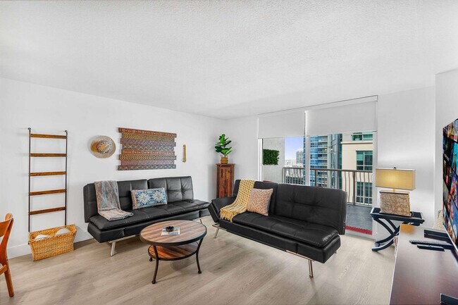 1 SE 12th St unit FL38-ID1036739P, Miami, FL 33131 - photo 2