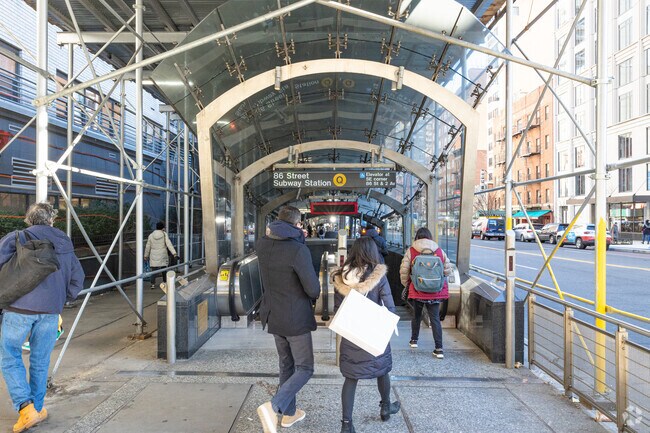 The Second Avenue line runs near to Metropolitan Hill.