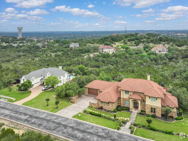 Spacious luxury housing on Hudson Bend.