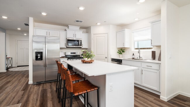 8228 Morehouse Ave, Bakersfield, CA 93307 - photo 3