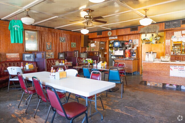 Bubba Q’s serves St. Louis‑style barbecue plates and sandwiches locals love.