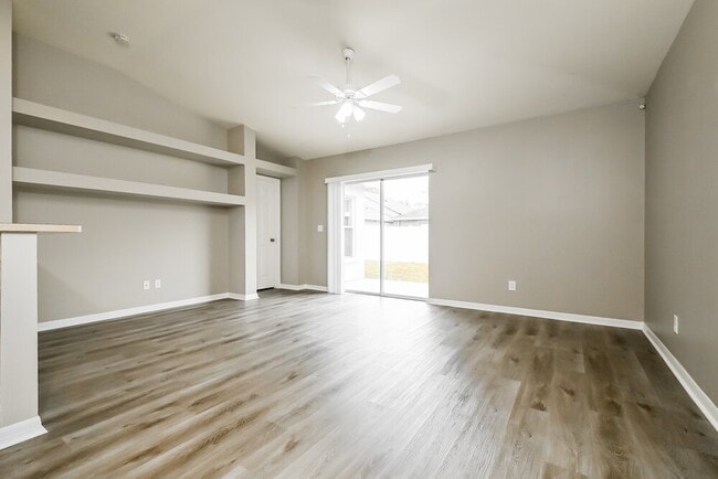 1217 Barclay Wood Dr, Ruskin, FL 33570 - photo 3