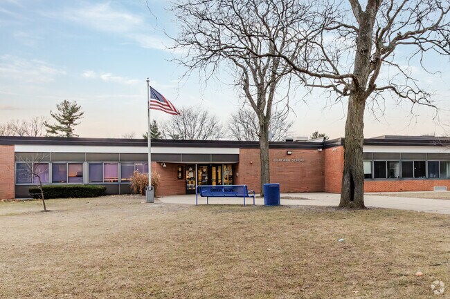 Highland Elementary School gets a C-minus rating from Niche.