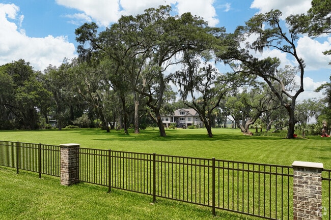 Large estate home in Talahi Island.