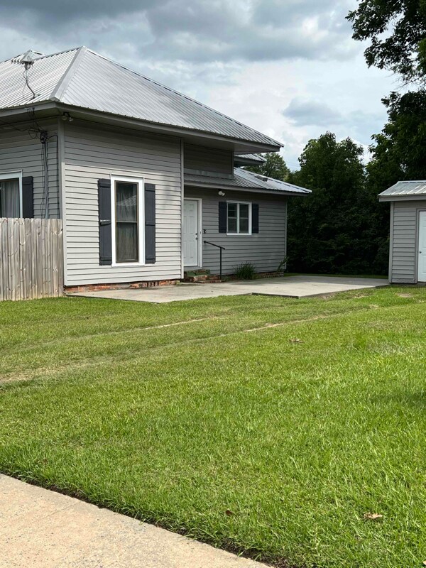 212 N Caswell St Unit B, Glennville, GA 30427
