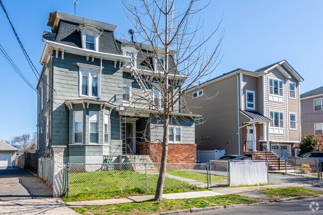 Some single family homes are quite large in Downtown Elizabeth, NJ.