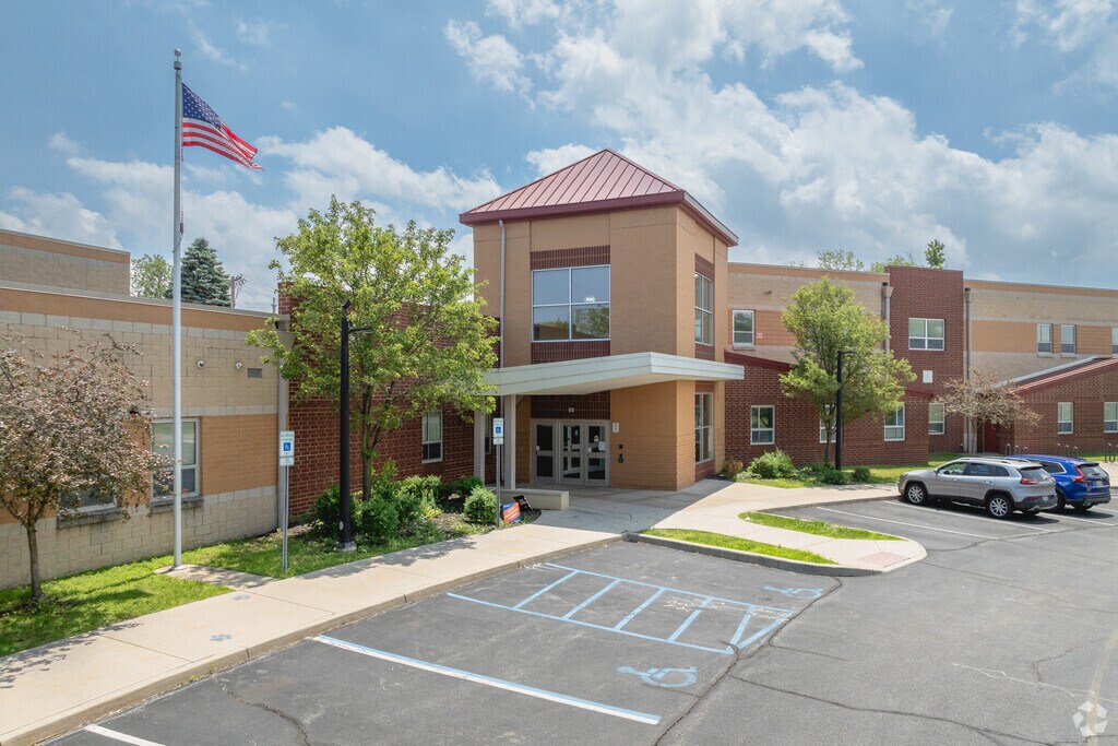 Escuela SMART Academy welcomes new students.