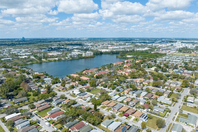 Liberia is ideally located in the Hollywood area.