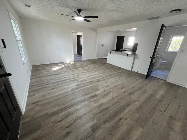 2160 Dowdell Dr, Atlanta, GA 30341 - photo 4