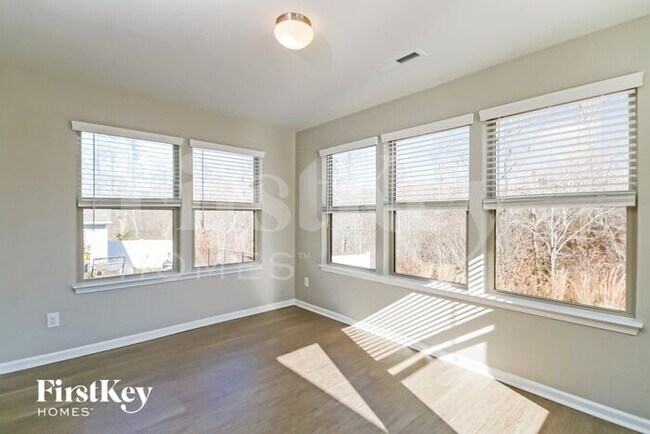 10112 Holly Park Dr, Charlotte, NC 28214 - photo 6