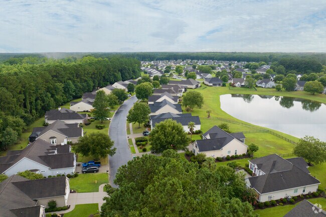 Baynard Park features a pond in the center of the community.