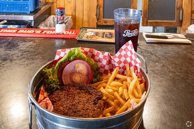 East Eliot locals enjoy delicious meals at 207 Tavern.