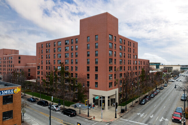 The average monthly rent in the city of Downtown Springfield is $819.