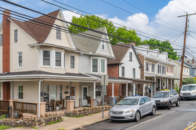 Parking along the side of Highland Street allows for easy access to homes in Enhaut.