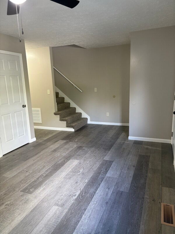 1112 1/2 Hocking Rd, Belpre, OH 45714