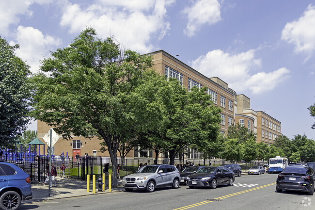 The student population of Ps/Ms 194 is 1,138 and the school serves K-8.