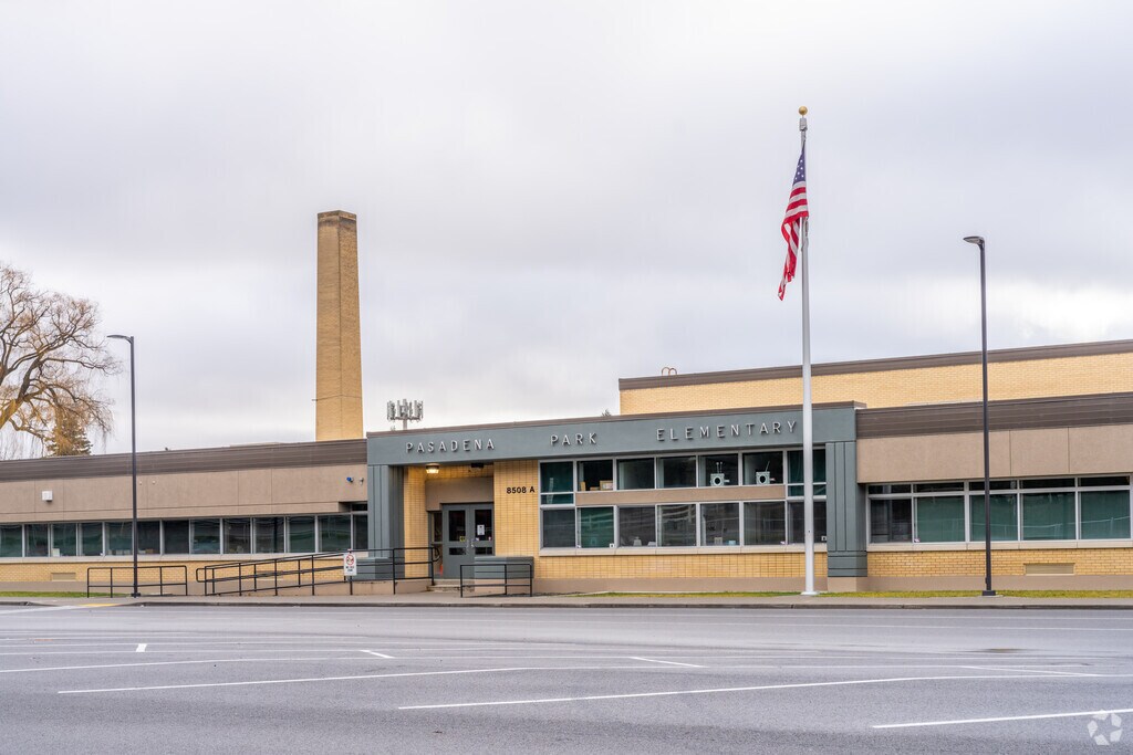 Pasadena Park Elementary features a small parking lot in front of the school for staff.