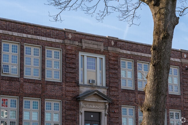 The Lincoln School has a class size of 448 students.