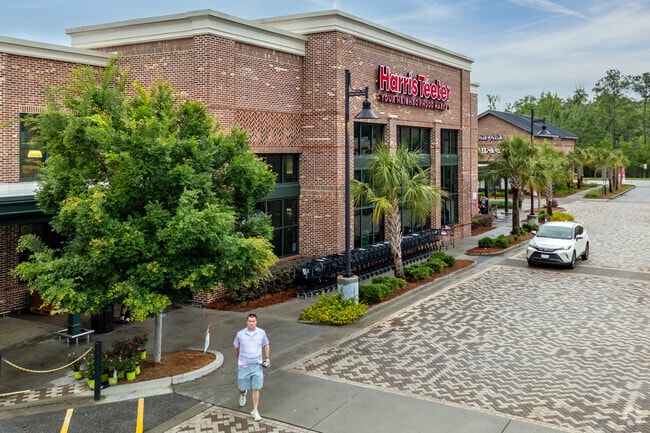 You can do all your weekly grocery shopping in Shadowmoss at the nearby Harris Teeter.