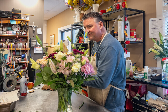De Santis Florist shop on Kenny Road in Kendale has been a neighborhood favorite since 1927.