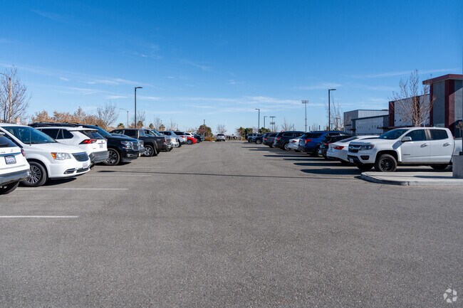 The student-teacher ratio at Cottonwood Elementary is 27:1.