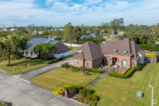 Two Acadian-style homes sit on South St in Mulberry.