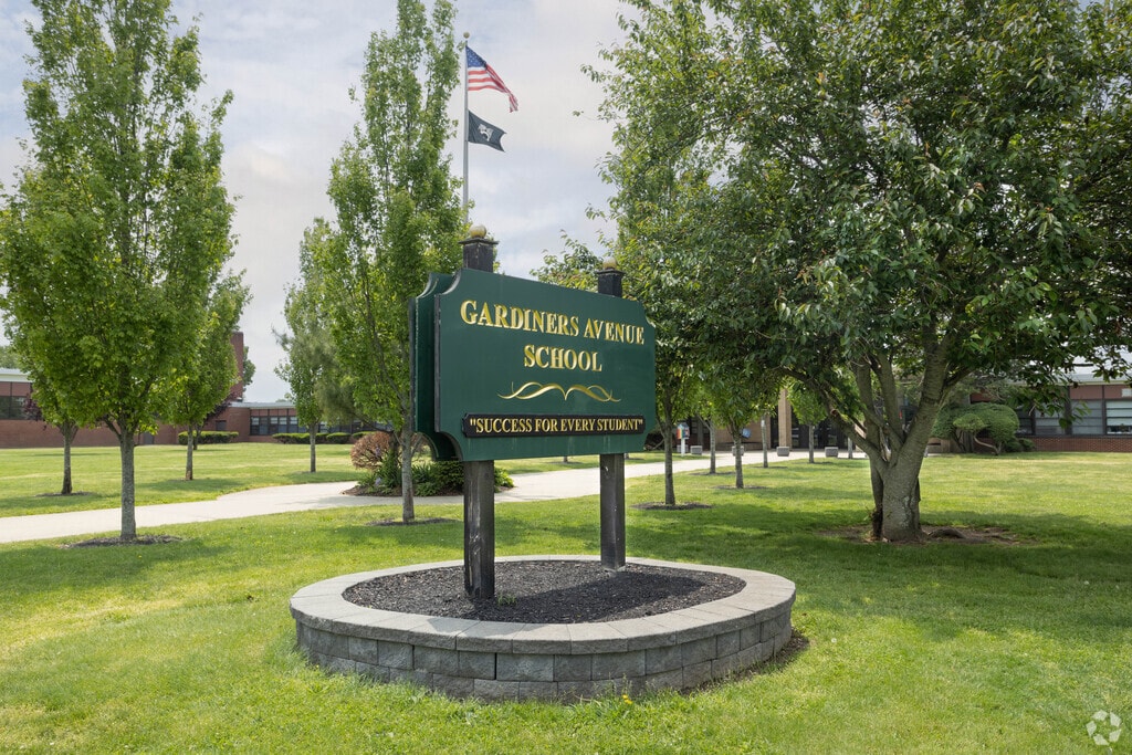 Gardiners Avenue School, Rankings & Reviews