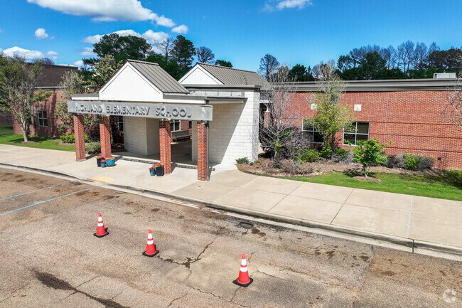 Highland Elementary School serves 675 students.