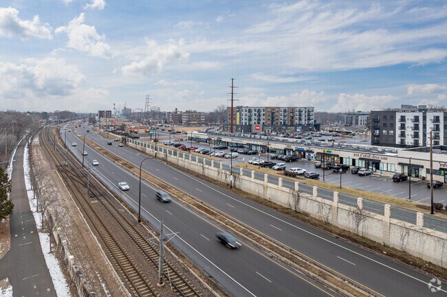 Hiawatha Ave is lined by shopping and the light rail, providing convenience to Hiawatha.