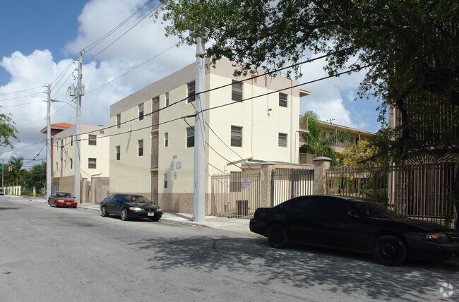 New Arena Square Apartments, Miami, FL 33136 - photo 3