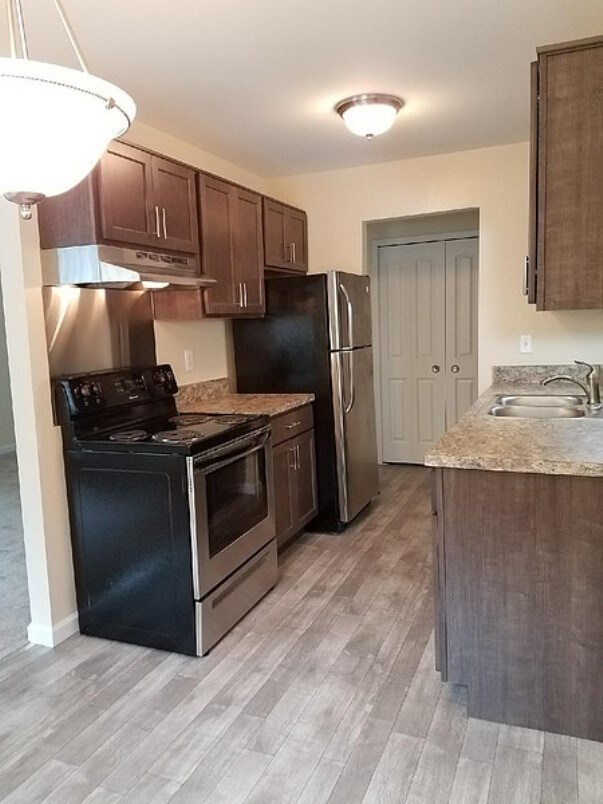 Cambridge Square Apartments 27435 Greenfield Rd, Southfield, MI