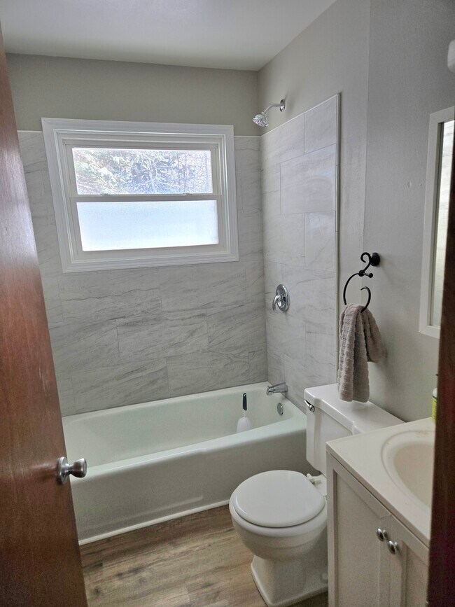 226 Oneida St, Delafield, WI 53018 - photo 3