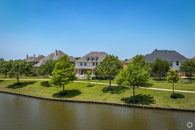 Some houses in Cullinan Park are situated alongside stunning lakeshores.