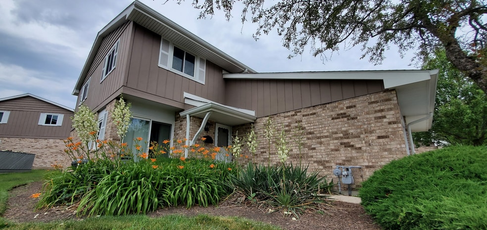 1576 Dundee Dr, Wheaton, IL 60189 - photo 1