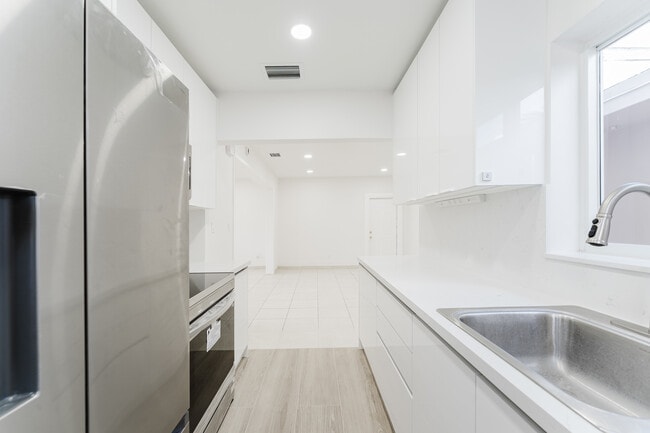1020 SW 74th Ave unit Completely Renovated, Miami, FL 33144 - photo 4