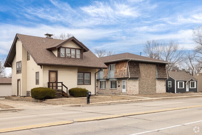 Colonial Revivals, condos, and ranches in Machesney Park are from the mid to late 2000s.
